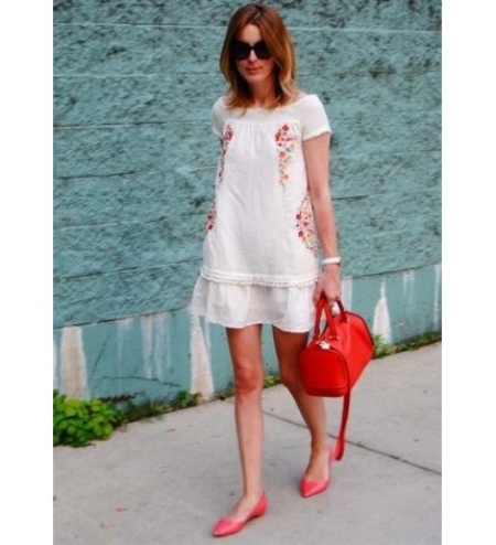 З чим носити червону сумку (95 фото): влітку лакову та шкіряну через плече жінкам, маленькі і спортивні, стильні образи