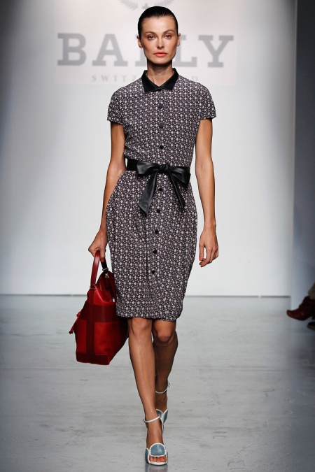 З чим носити червону сумку (95 фото): влітку лакову та шкіряну через плече жінкам, маленькі і спортивні, стильні образи