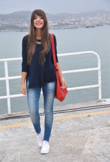 З чим носити червону сумку (95 фото): влітку лакову та шкіряну через плече жінкам, маленькі і спортивні, стильні образи