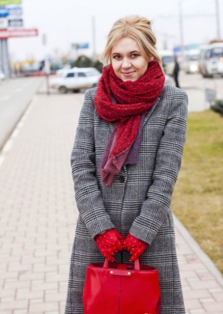 З чим носити червону сумку (95 фото): влітку лакову та шкіряну через плече жінкам, маленькі і спортивні, стильні образи