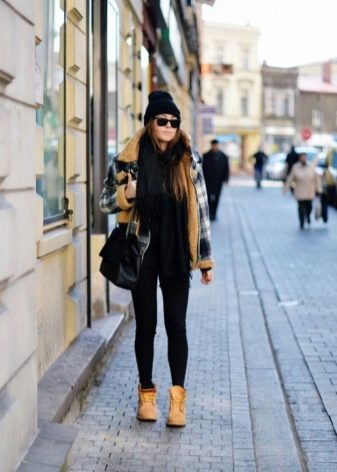 З чим носити «тімберленди»? Поєднання з джинсами і спортивними штанами, зелених і рудих, чорних та білих, блакитних і жовтих черевик