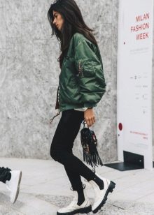 З чим носити жіночі черевики челсі? 78 фото Поєднання челсі без каблука з спідницею і сукнею, брюками і джинсами