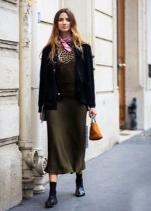 З чим носити жіночі черевики челсі? 78 фото Поєднання челсі без каблука з спідницею і сукнею, брюками і джинсами