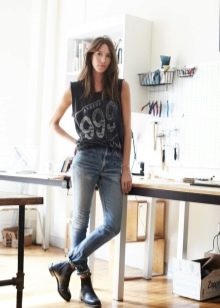 З чим носити жіночі черевики челсі? 78 фото Поєднання челсі без каблука з спідницею і сукнею, брюками і джинсами