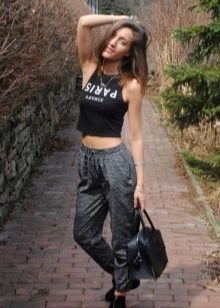 З чим носити жіночі черевики челсі? 78 фото Поєднання челсі без каблука з спідницею і сукнею, брюками і джинсами