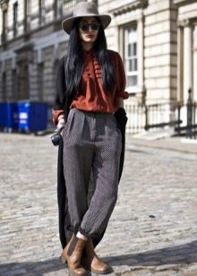 З чим носити жіночі черевики челсі? 78 фото Поєднання челсі без каблука з спідницею і сукнею, брюками і джинсами