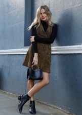 З чим носити жіночі черевики челсі? 78 фото Поєднання челсі без каблука з спідницею і сукнею, брюками і джинсами