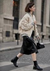 З чим носити жіночі черевики челсі? 78 фото Поєднання челсі без каблука з спідницею і сукнею, брюками і джинсами