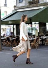 З чим носити жіночі черевики челсі? 78 фото Поєднання челсі без каблука з спідницею і сукнею, брюками і джинсами