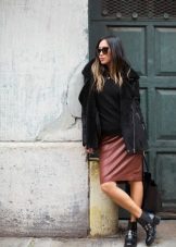 З чим носити жіночі черевики челсі? 78 фото Поєднання челсі без каблука з спідницею і сукнею, брюками і джинсами