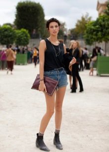 З чим носити жіночі черевики челсі? 78 фото Поєднання челсі без каблука з спідницею і сукнею, брюками і джинсами