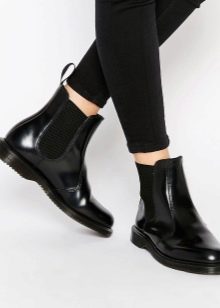 З чим носити жіночі черевики челсі? 78 фото Поєднання челсі без каблука з спідницею і сукнею, брюками і джинсами