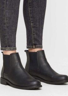 З чим носити жіночі черевики челсі? 78 фото Поєднання челсі без каблука з спідницею і сукнею, брюками і джинсами