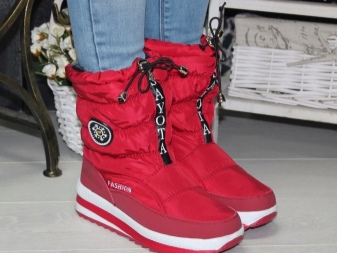 З чим носити жіночі дутики (54 фото): з пальто або курткою, зимові білі і чорні моделі з шубою і сукнею, з пуховиком і спідницею