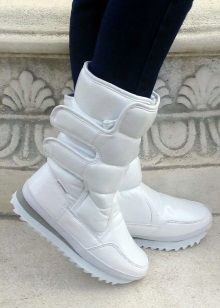 З чим носити жіночі дутики (54 фото): з пальто або курткою, зимові білі і чорні моделі з шубою і сукнею, з пуховиком і спідницею