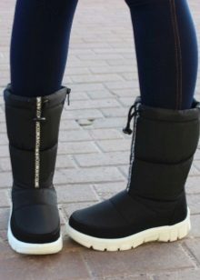 З чим носити жіночі дутики (54 фото): з пальто або курткою, зимові білі і чорні моделі з шубою і сукнею, з пуховиком і спідницею