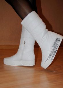 З чим носити жіночі дутики (54 фото): з пальто або курткою, зимові білі і чорні моделі з шубою і сукнею, з пуховиком і спідницею