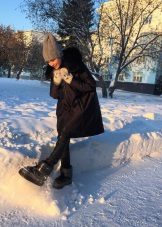 З чим носити жіночі дутики (54 фото): з пальто або курткою, зимові білі і чорні моделі з шубою і сукнею, з пуховиком і спідницею