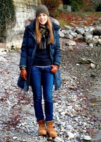 З чим носити жіночі тімберленди? 66 фото Образи з сукнею і спідницею, з пальто і джинсами, з рожевими і чорними черевиками на осінь