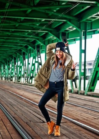 З чим носити жіночі тімберленди? 66 фото Образи з сукнею і спідницею, з пальто і джинсами, з рожевими і чорними черевиками на осінь