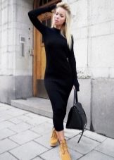 З чим носити жіночі тімберленди? 66 фото Образи з сукнею і спідницею, з пальто і джинсами, з рожевими і чорними черевиками на осінь