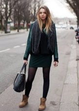 З чим носити жіночі тімберленди? 66 фото Образи з сукнею і спідницею, з пальто і джинсами, з рожевими і чорними черевиками на осінь