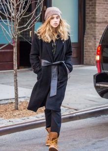 З чим носити жіночі тімберленди? 66 фото Образи з сукнею і спідницею, з пальто і джинсами, з рожевими і чорними черевиками на осінь