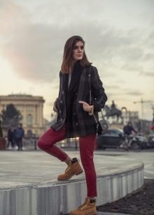 З чим носити жіночі тімберленди? 66 фото Образи з сукнею і спідницею, з пальто і джинсами, з рожевими і чорними черевиками на осінь