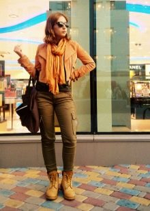 З чим носити жіночі тімберленди? 66 фото Образи з сукнею і спідницею, з пальто і джинсами, з рожевими і чорними черевиками на осінь