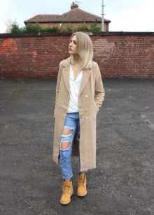 З чим носити жіночі тімберленди? 66 фото Образи з сукнею і спідницею, з пальто і джинсами, з рожевими і чорними черевиками на осінь