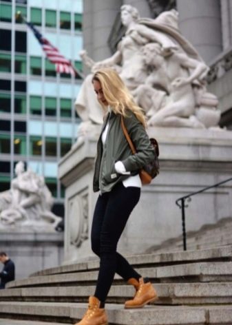 З чим носити жіночі тімберленди? 66 фото Образи з сукнею і спідницею, з пальто і джинсами, з рожевими і чорними черевиками на осінь