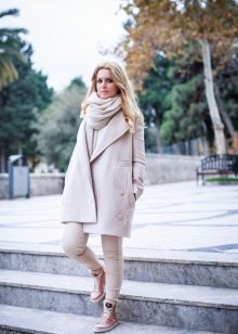 З чим носити жіночі тімберленди? 66 фото Образи з сукнею і спідницею, з пальто і джинсами, з рожевими і чорними черевиками на осінь