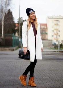 З чим носити жіночі тімберленди? 66 фото Образи з сукнею і спідницею, з пальто і джинсами, з рожевими і чорними черевиками на осінь