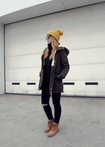 З чим носити жіночі тімберленди? 66 фото Образи з сукнею і спідницею, з пальто і джинсами, з рожевими і чорними черевиками на осінь