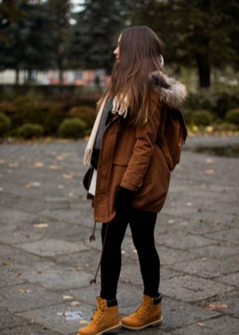 З чим носити жіночі тімберленди? 66 фото Образи з сукнею і спідницею, з пальто і джинсами, з рожевими і чорними черевиками на осінь