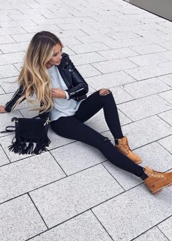 З чим носити жіночі тімберленди? 66 фото Образи з сукнею і спідницею, з пальто і джинсами, з рожевими і чорними черевиками на осінь