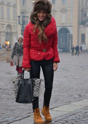 З чим носити жіночі тімберленди? 66 фото Образи з сукнею і спідницею, з пальто і джинсами, з рожевими і чорними черевиками на осінь