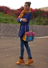 З чим носити жіночі тімберленди? 66 фото Образи з сукнею і спідницею, з пальто і джинсами, з рожевими і чорними черевиками на осінь