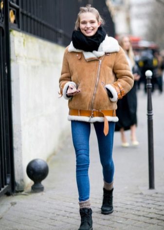 З чим носити жіночі тімберленди? 66 фото Образи з сукнею і спідницею, з пальто і джинсами, з рожевими і чорними черевиками на осінь