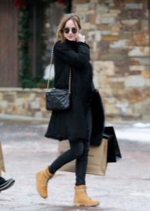 З чим носити жіночі тімберленди? 66 фото Образи з сукнею і спідницею, з пальто і джинсами, з рожевими і чорними черевиками на осінь