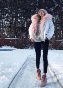 З чим носити жіночі тімберленди? 66 фото Образи з сукнею і спідницею, з пальто і джинсами, з рожевими і чорними черевиками на осінь