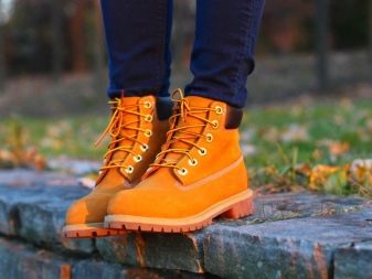 З чим носити жіночі тімберленди? 66 фото Образи з сукнею і спідницею, з пальто і джинсами, з рожевими і чорними черевиками на осінь