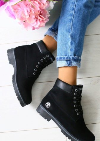 З чим носити жіночі тімберленди? 66 фото Образи з сукнею і спідницею, з пальто і джинсами, з рожевими і чорними черевиками на осінь