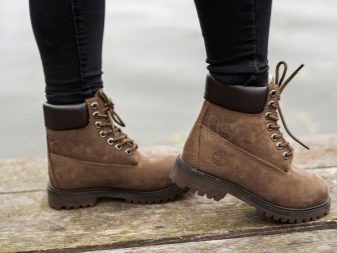 З чим носити жіночі тімберленди? 66 фото Образи з сукнею і спідницею, з пальто і джинсами, з рожевими і чорними черевиками на осінь