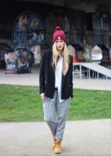 З чим носити жіночі тімберленди? 66 фото Образи з сукнею і спідницею, з пальто і джинсами, з рожевими і чорними черевиками на осінь