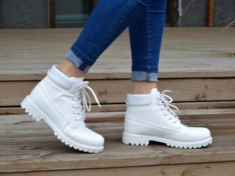 З чим носити жіночі тімберленди? 66 фото Образи з сукнею і спідницею, з пальто і джинсами, з рожевими і чорними черевиками на осінь