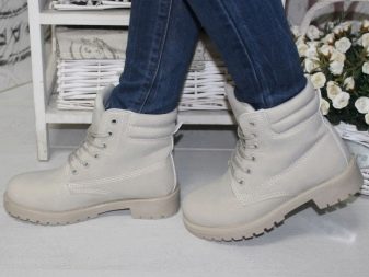 З чим носити жіночі тімберленди? 66 фото Образи з сукнею і спідницею, з пальто і джинсами, з рожевими і чорними черевиками на осінь