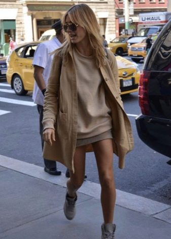 З чим носити жіночі тімберленди? 66 фото Образи з сукнею і спідницею, з пальто і джинсами, з рожевими і чорними черевиками на осінь