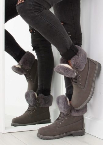 З чим носити жіночі тімберленди? 66 фото Образи з сукнею і спідницею, з пальто і джинсами, з рожевими і чорними черевиками на осінь