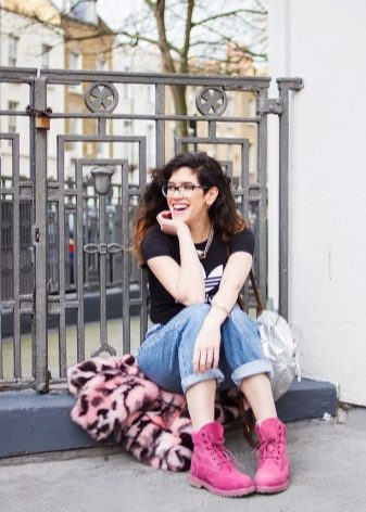 З чим носити жіночі тімберленди? 66 фото Образи з сукнею і спідницею, з пальто і джинсами, з рожевими і чорними черевиками на осінь